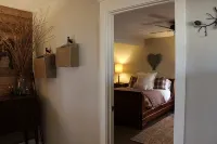 Escape to Your Cozy 2-Bedroom Cottage, Just a Hop Away from Rock City - balcon