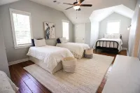 Ren Farmhouse! 17 acres | Game Barn! | 10 mi to Wed Venues! - 3つ星