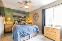 Modern Cabin Vibe, With great back yard to relax in. New furnishings and hot tub - 4성급
