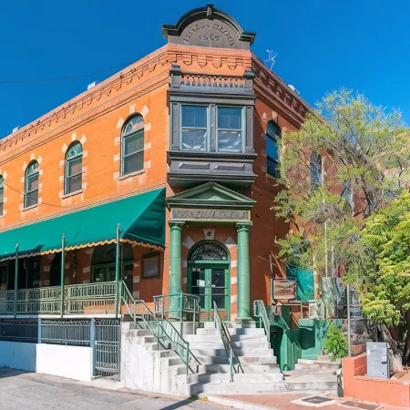 Casa de Oro – Luxe Comfort in the Heart of Old Bisbee Private Yard & EV Charger!