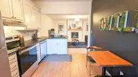 1 bedroom apt, Steps from Swamp Rabbit Trail, 15 minute walk to Main st. - Condos