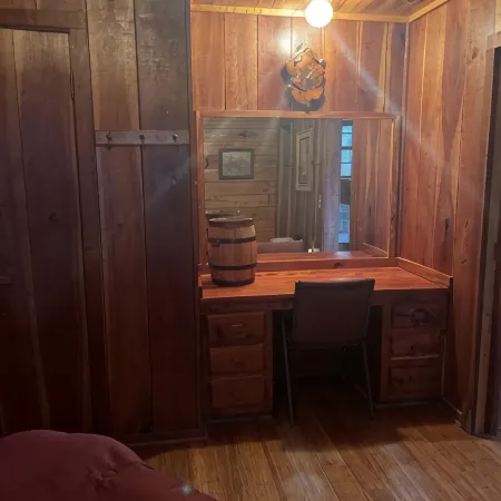 Beautiful Rustic Cabin at Enid Lake, near Grenada Lake, Sardis Lake & Ole Miss