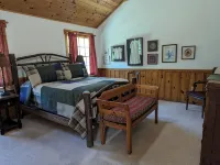 Private, light filled retreat space...     with your own pickleball court! - 샬레 호텔