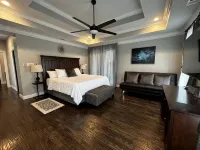 Large Modern home nestled in Alvarado! Hot Tub & Theater - Boutique
