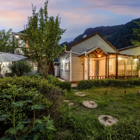 Gapyeong Green Star Pension (Remodeling, Spa) Отели рядом с достопримечательностью «Храм Сынчхонса»