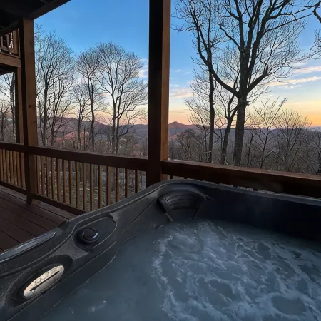 Mountain View’s with Hot Tub & Pool Table on Beech Mountain. Sleeps 10.