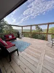 Secluded Cabin with Cozy Fireplace and Jetted Tub! 5-Minutes to Branson Landing - Feriehus