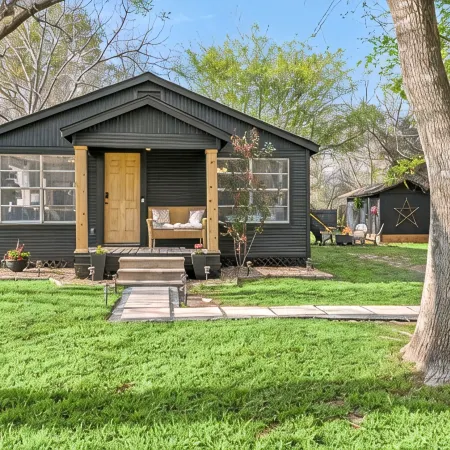 Cozy bungalow in charming Old Town Tomball