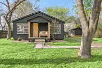 Cozy bungalow in charming Old Town Tomball - Homestays
