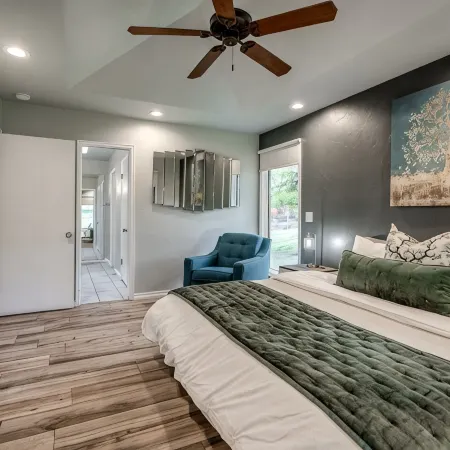 Private Cabin on acreage with pool & tennis court!
