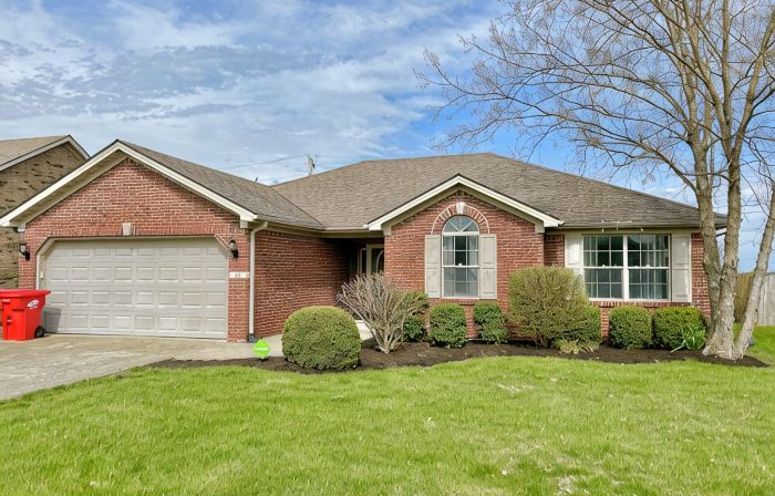 Cali king beds. Best of Nicholasville! Koi pond relaxing backyard. 3 bed 2 bath
