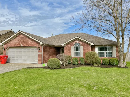 Cali king beds. Best of Nicholasville! Koi pond relaxing backyard. 3 bed 2 bath - 3-Star