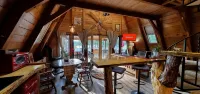 Private lakeside A-frame cabin w/ hot tub, beach, docks, games... 4 season fun! - シャレー