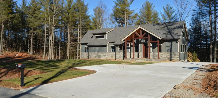 Lovely lakefront home with dock. Summertime stunner. Winter wonderland nearby. Hotele w: McDowell County