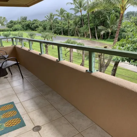 Beautiful, large studio with Mountain views from deck, beach access & A/C
