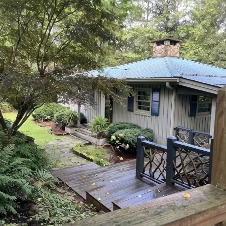 Walk to town Cozy Cottage
