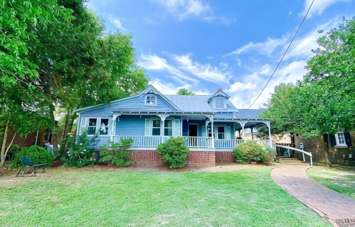 BEST location in Historic Downtown Edenton!