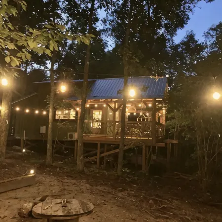 FoResTree House- Peaceful Luxury Treehouse Hot tub