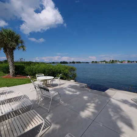 Beautifully Updated 2 Bed / 1 Bath on Intercoastal