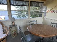 清澈寧靜湖畔三卧室度假屋 - 木屋