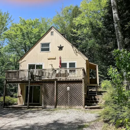 White Mountain Chalet; great for skiers, hikers & families!