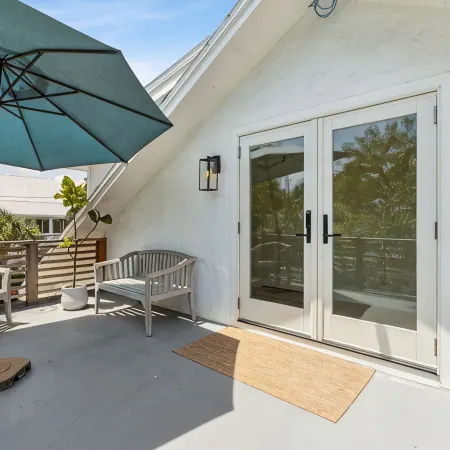 Charming Studio Loft C / Steps to Beach & Dining