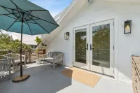 Charming Studio Loft C / Steps to Beach & Dining - 부티크