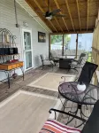 Charlie’s on the Water - a Charming 3-bedroom house with a lake view-Sabula - 3-Star