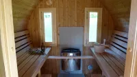 Eichhörnchen-in der Natur Zuhause-fass-sauna im Garten - 2 stjerner