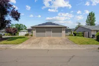 Inviting 2Br Half-Plex-Equipped Kitchen & Garage - 3-Star