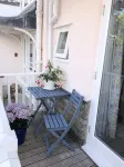 Seaside two bedroom flat with parking opposite path onto beach - Wi-Fi
