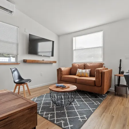 Spacious Industrial Style Guesthouse Hotels in Riverview