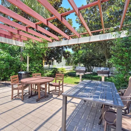Quiet Cottage; Close to Beach, Pool & Shopping