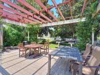 Quiet Cottage; Close to Beach, Pool & Shopping - 2-Star