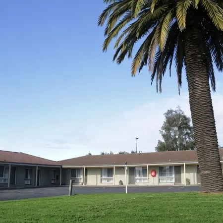 Golden Palms Motel