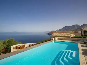 Bassa Maina Villas & Suites