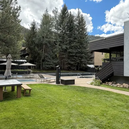Large, Luxurious Riverfront Townhouse