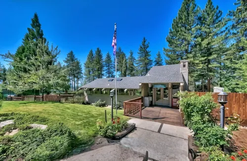 Luxury Tahoe Townhome. Panoramic Lake & Mountain Views. Sleeps Six. - Mountain view