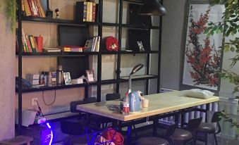 Not Alone Minyao Youth Hostel