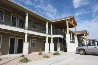 Eagle's Den Suites Kenedy a Travelodge by Wyndham Các khách sạn ở Karnes City