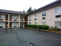 Super 8 by Wyndham Lynnwood Hotels in Lynnwood