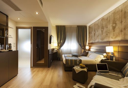 3. 호텔 아포지아 ..