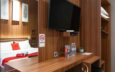 RedDoorz Premium Near Centre Point Mall Medan Hotel dekat Dani Ponsel