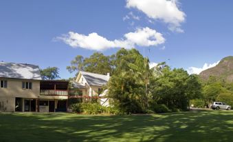 Glass House Mountains Ecolodge