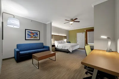 Holiday Inn Express & Suites Lufkin South Hotels in Lufkin