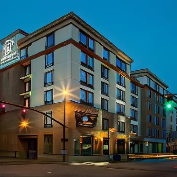 DoubleTree by Hilton Hotel Savannah Historic District Hotels near Talmadge Memorial Bridge