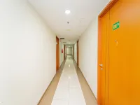 RedLiving Apartemen Green Lake View Ciputat - Aurora Rooms