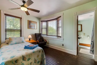 Captains Quarters by the Bay 3 Bedroom Cottage by RedAwning Hotels in Norfolk