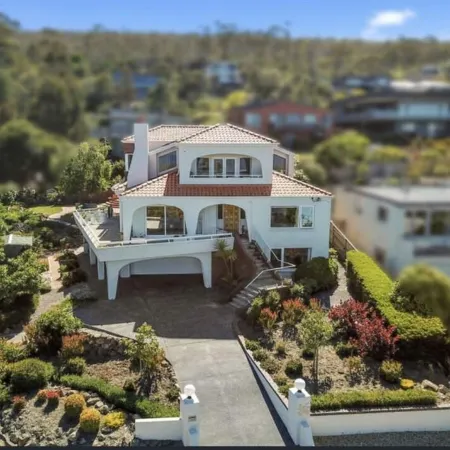Huge luxurious Family home - Stunning Water Vista, 15 min from Hobart CBD