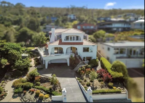 Huge luxurious Family home - Stunning Water Vista, 15 min from Hobart CBD - ติดทะเล